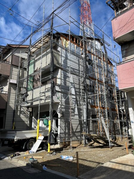 大阪府四条畷市米崎町外壁工事開始しました。